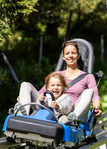 Fahrt mit dem Nocky Flitzer auf der Turracher Höhe Tochter und Mutter fahren mit dem Nocky Flitzer auf der Turracher Höhe