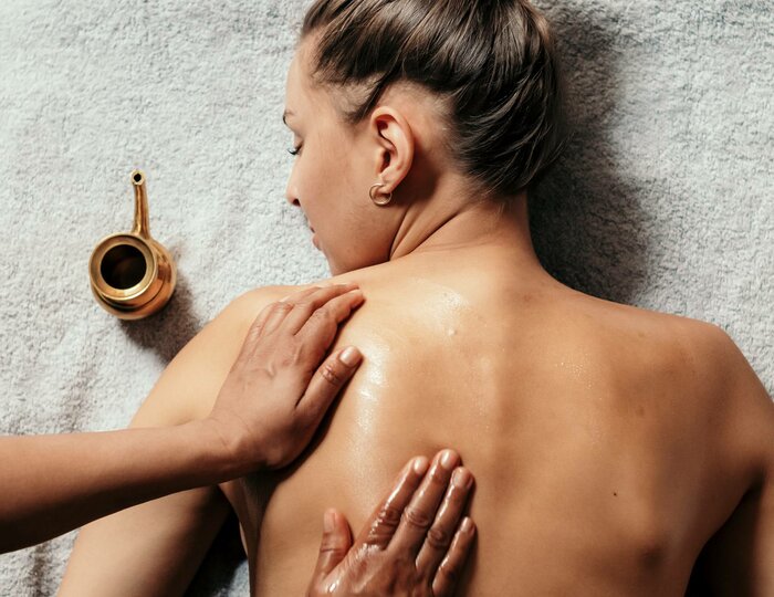Abhyanga Massage at Kristall Spa A woman receives an Abhyanga massage on her back in the Kristall Spa.
